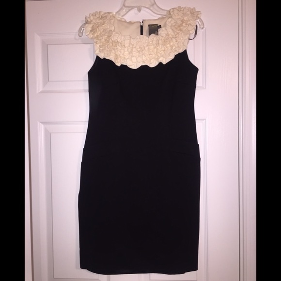 Fitted black dress with cream details