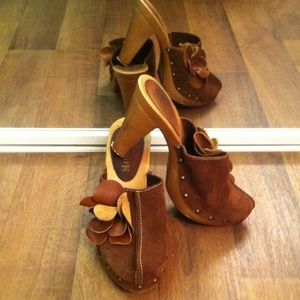 Brown Suede leather clogs