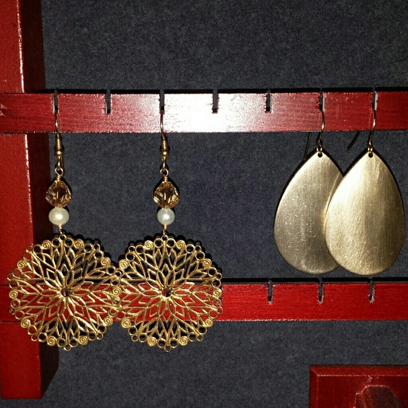 2 pairs of earrings