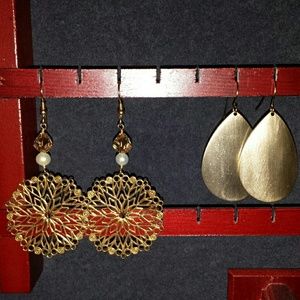 2 pairs of earrings