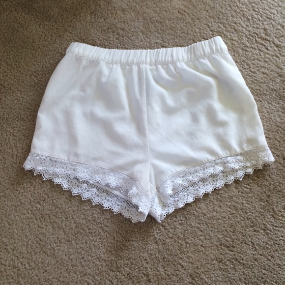 👑HOST PICK👑 F21 White Crochet- Trimmed Shorts🌿 - Picture 3 of 4