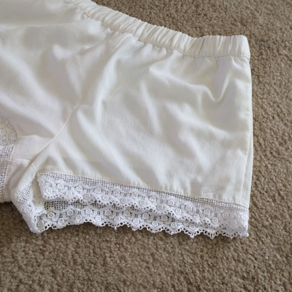 👑HOST PICK👑 F21 White Crochet- Trimmed Shorts🌿 - Picture 4 of 4