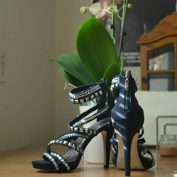 CLOSING SALE! ZIGI heels - Picture 2 of 4