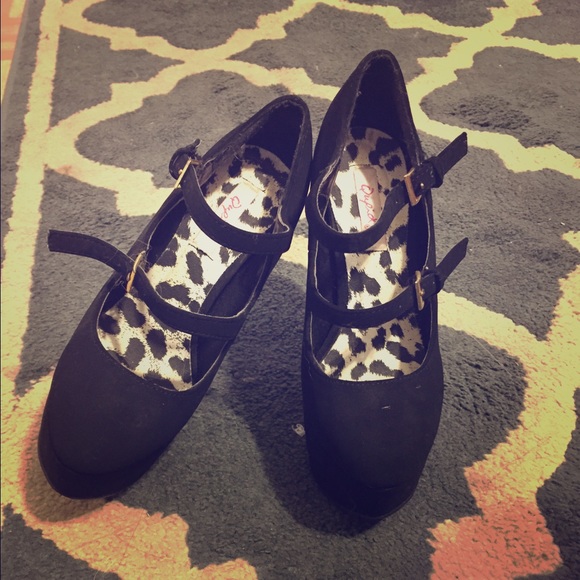 Black pumps