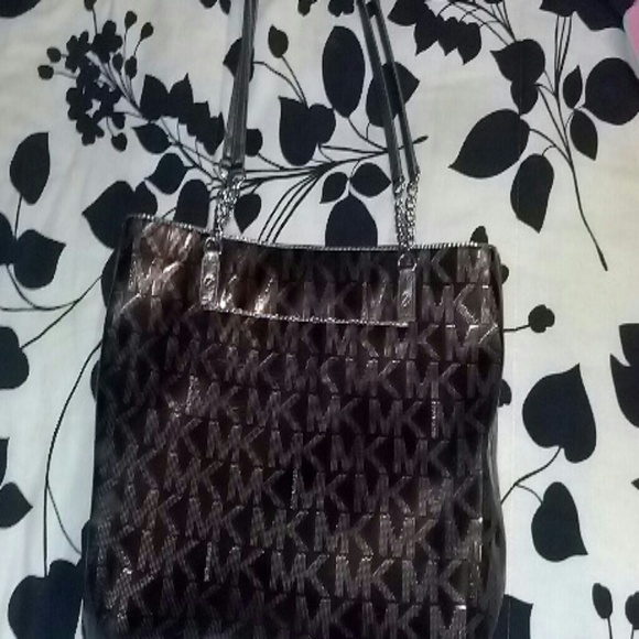 Michael Kors Handbags - Michael Kors Tote bag!!!!🎊