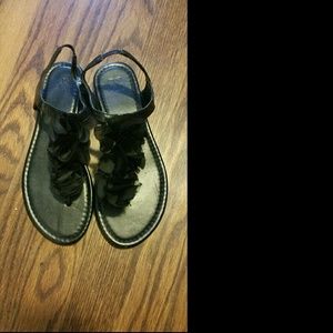 Black sandle with chiffon ruffle