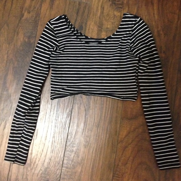 black & white stripped long sleeve crop top