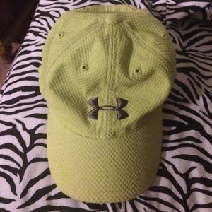 Woman hat band is ( UNDER ARMOUR )