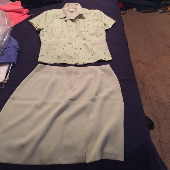 Skirt suit