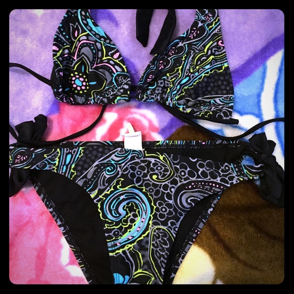🎀A black swimsuit that has some floral design🎀
