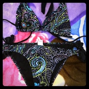 🎀A black swimsuit that has some floral design🎀