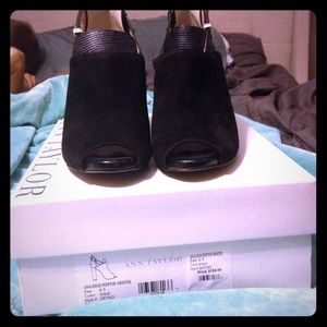 Ann Taylor 6.5 black Peeptoe shoetie/bootie