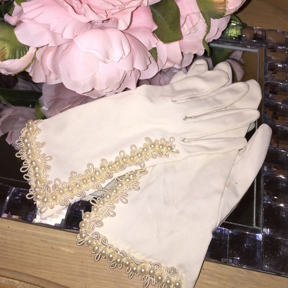 🌺Girly Girl HP🌺Ivory pearl gloves Wedding