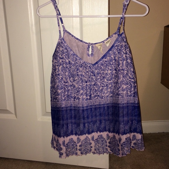Billabong Tops - Billabong Paisley Pleated Top!
