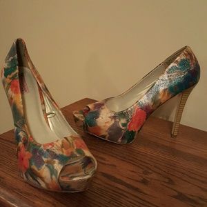Peep toe floral heels