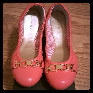 TAHARI Leather Flats