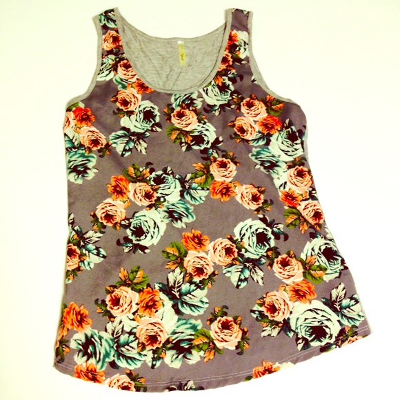 bjewel Tops - 🌹grey floral top 🌹