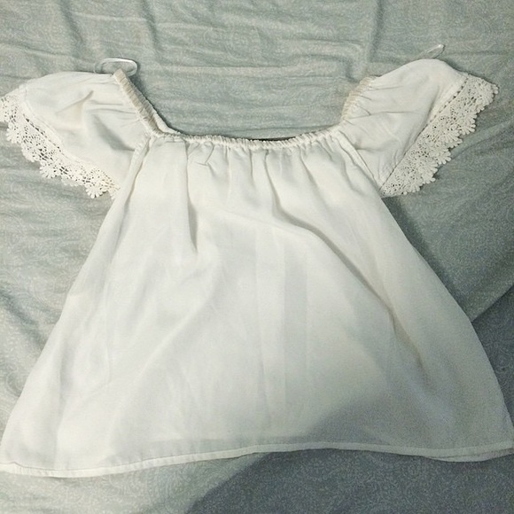 SOLD LF Millau white cold shoulder top