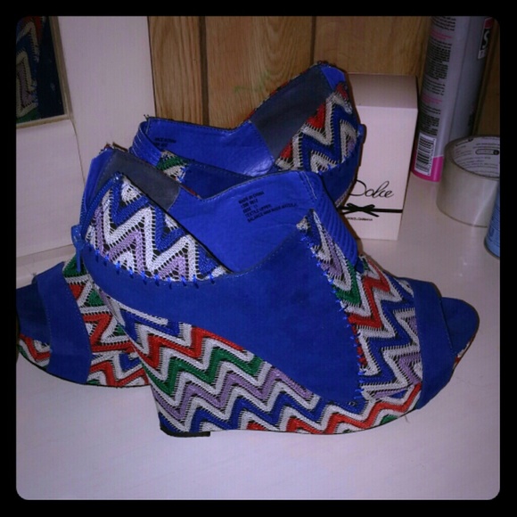 Blue and multicolored wedges