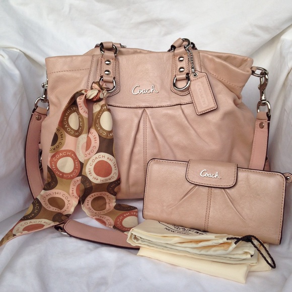 Coach Handbags - 🌸Coach ASHLEY CARRYALL SET🌸