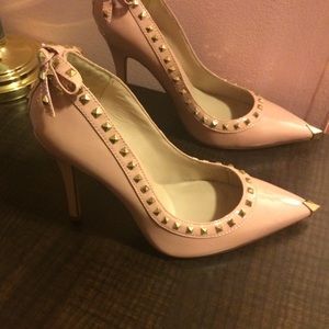 Nude pumps