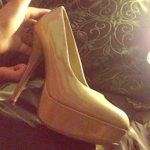 Nude high heels 😍