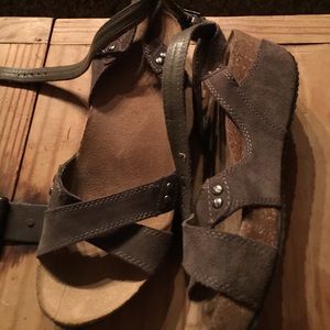 White Mountain suede flat form size 8 sandal