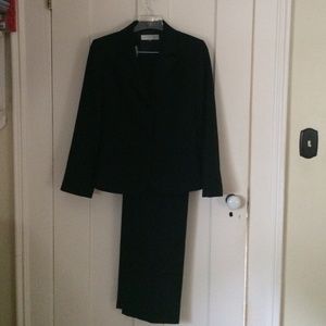 Tahari Black Suit, 12P