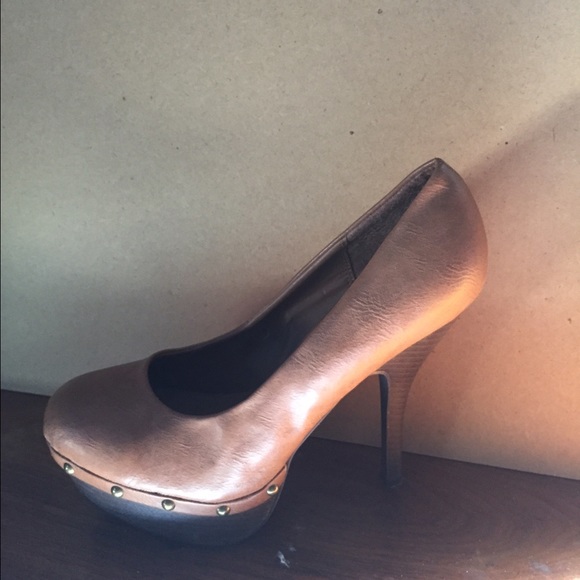 Miss Me Chestnut Studded Pump