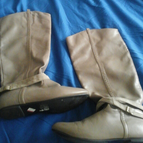 Taupe colored calf flat boots