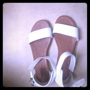 MINIMALIST FLAT WHITE SANDALS