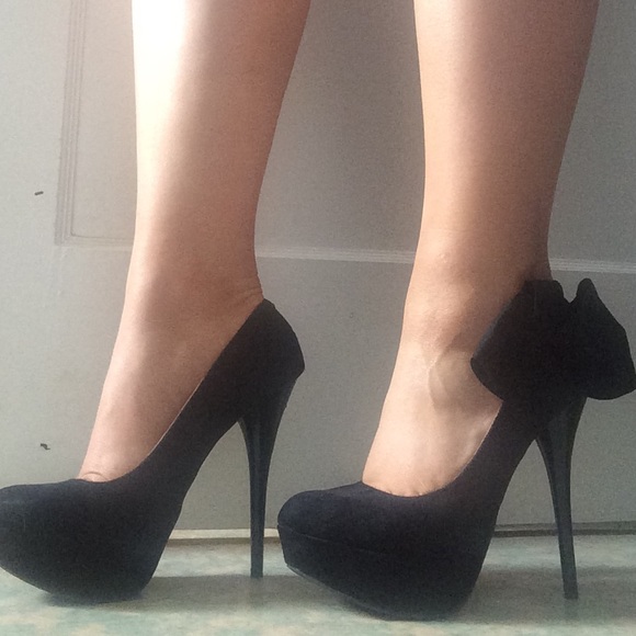 Black pumps