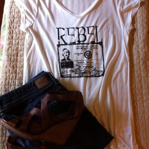 V neck graphic tee. Oversized & perfectly chic. 💕