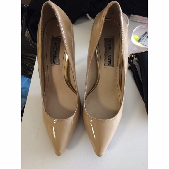 Steve Madden nude patent heels