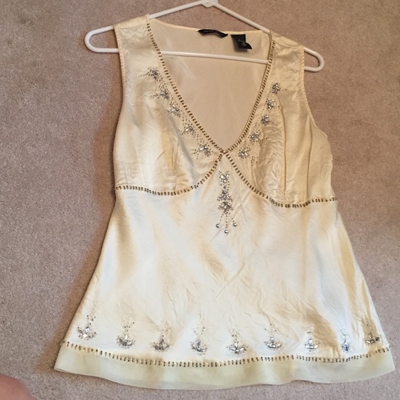 Low cut, off white tank