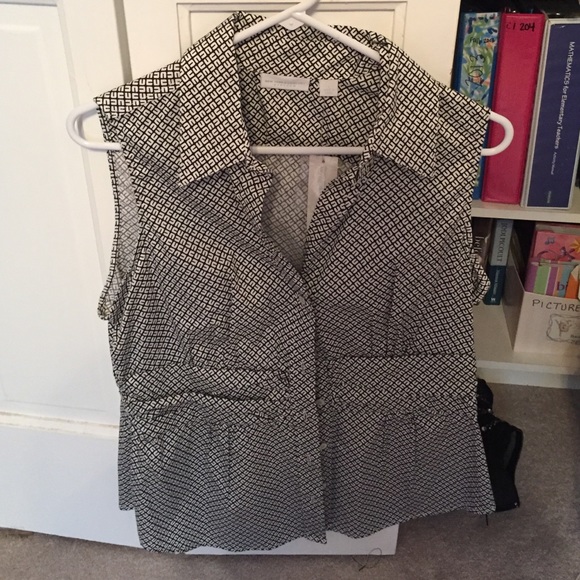 Patterned black and white tank top with a collar