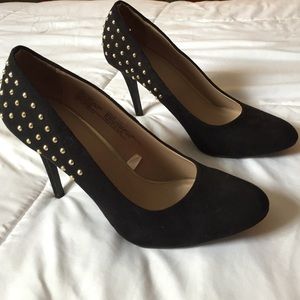 Black heels with gold round studs
