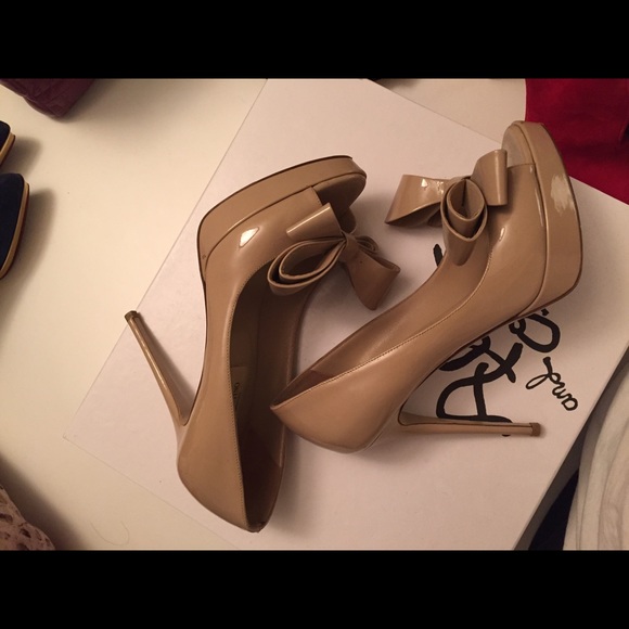 100%AUTH VALENTINO nude pumps US6.5 - Picture 2 of 3
