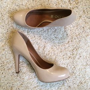 Nude pumps