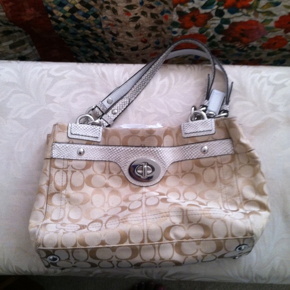 Medium size coach purse