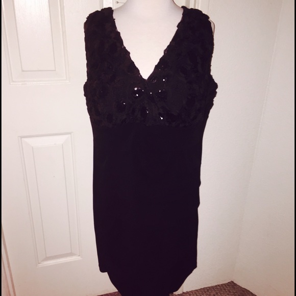 Lovely Black Dress .. - Picture 2 of 4