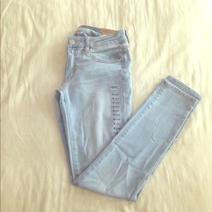 Light wash American Eagle jeggings