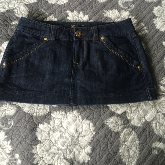 Dark jean Guess skirt with gold detail