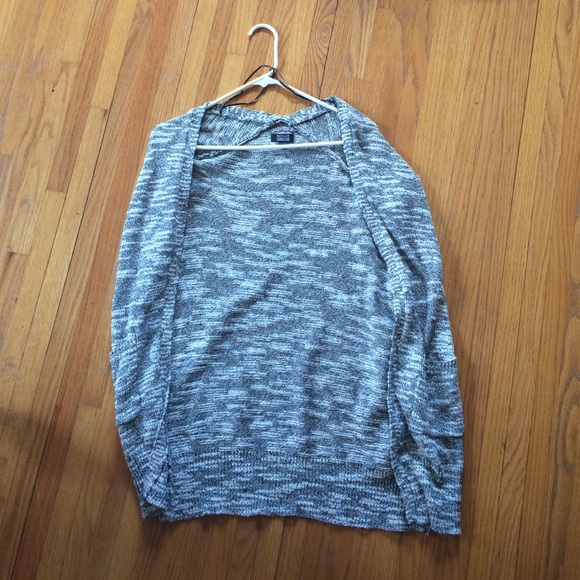 Marbled gray knit sleeveless sweater shawl