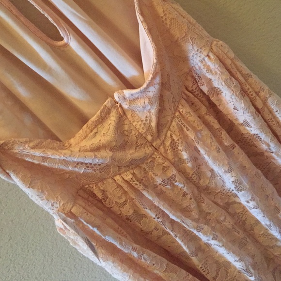 Halter lace dress - Picture 4 of 4