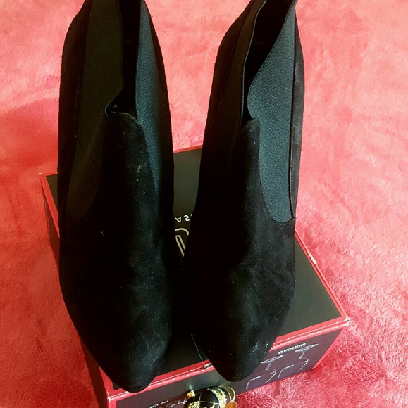 Suede Vaneli black booties - Picture 3 of 5