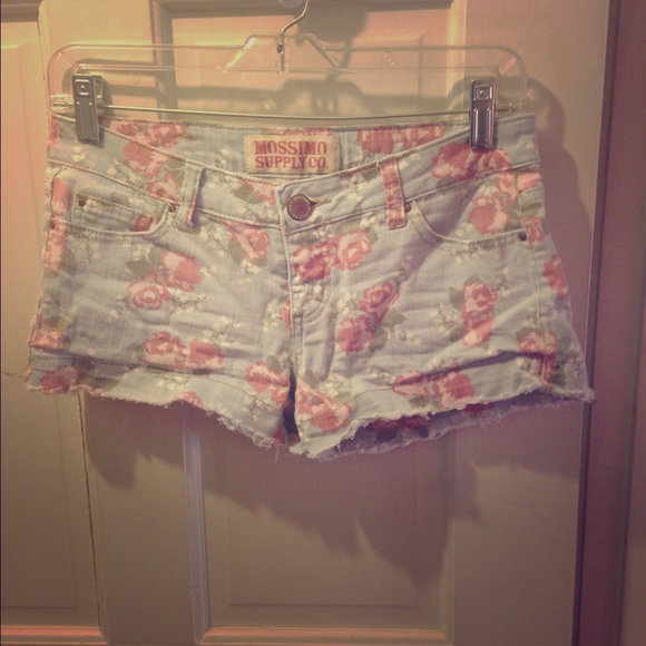Vintage floral denim shorts 🌺
