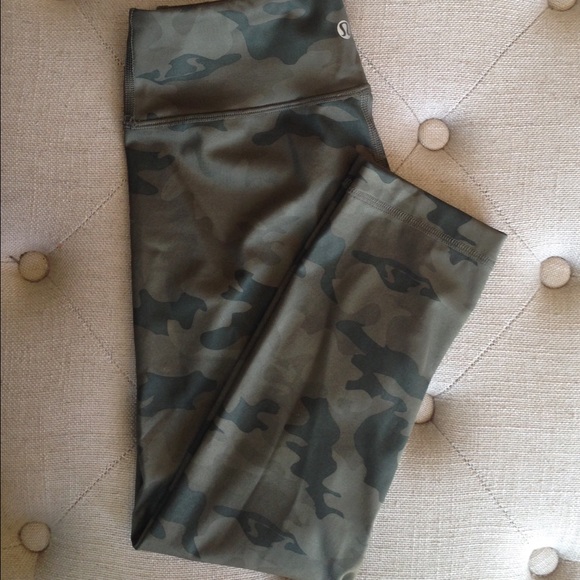 Lululemon camo wunder under workout gym crops sz 2 - Picture 2 of 3