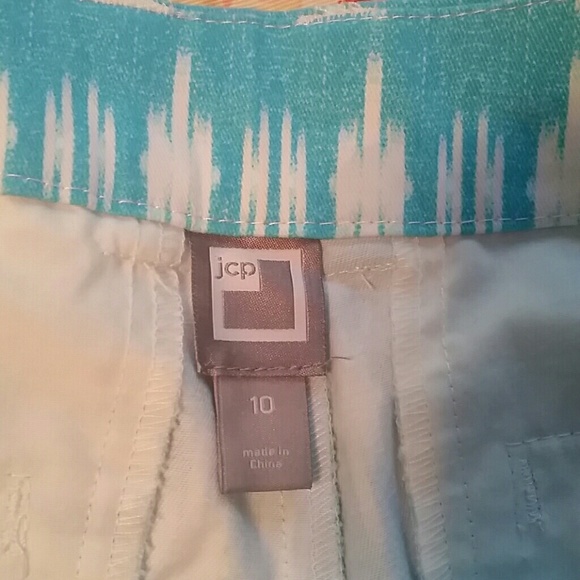 SOLD-Aztec Print Shorts - Picture 4 of 4