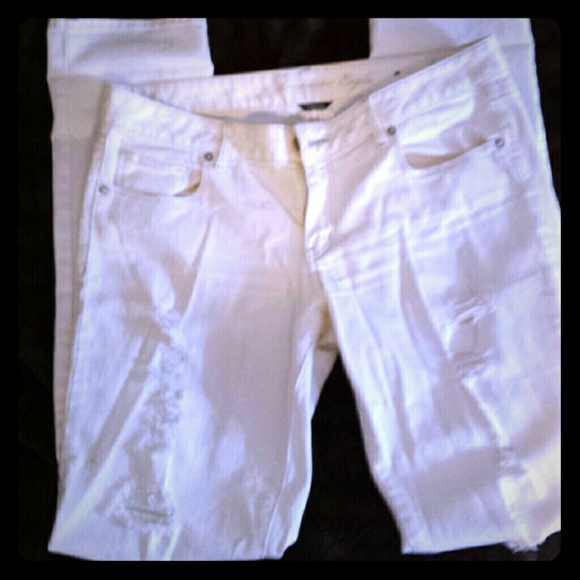 White distressed skinny jeans from American Eagle